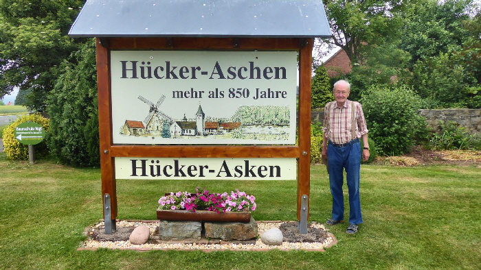 Ortseingangsschild mit dem Hckeraner Urgestein "Herbert".